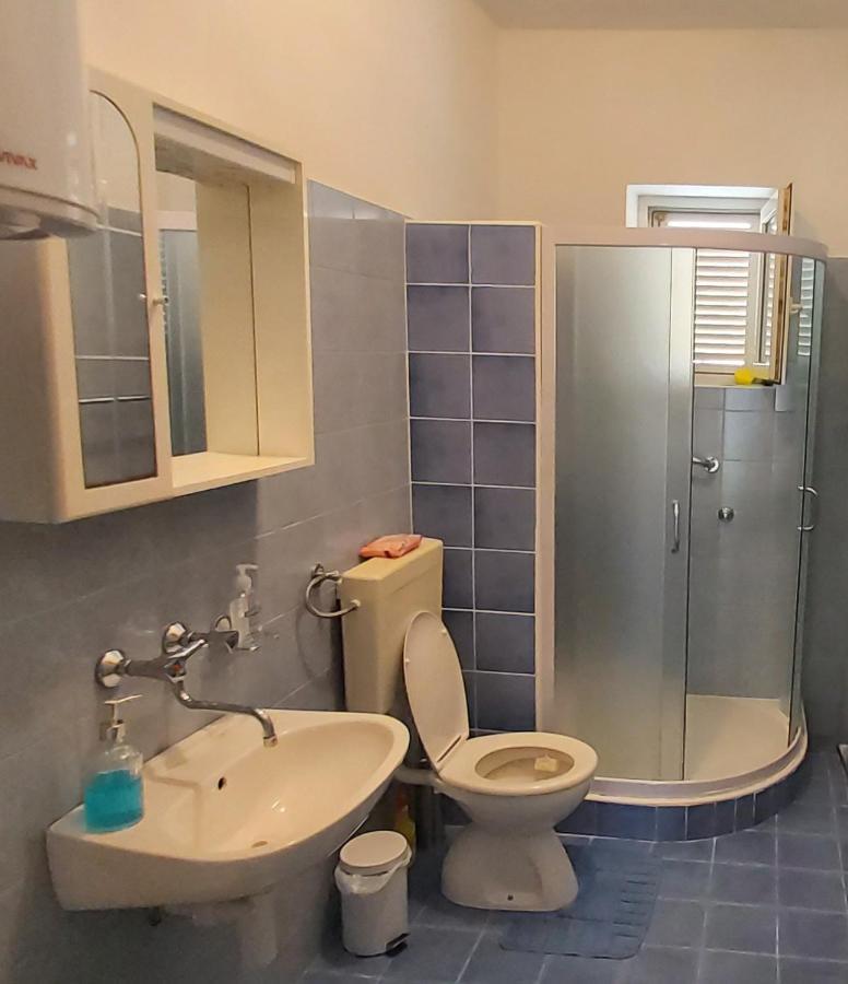 Apartmani Ana Karlobag Buitenkant foto